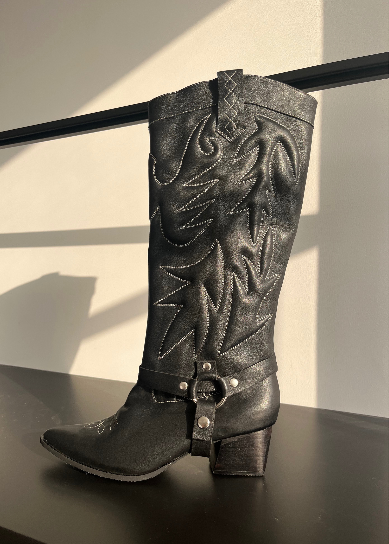 BOTAS BRITTA NEGRO con hilo blanco