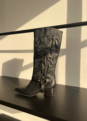 BOTAS BRITTA NEGRO con hilo blanco