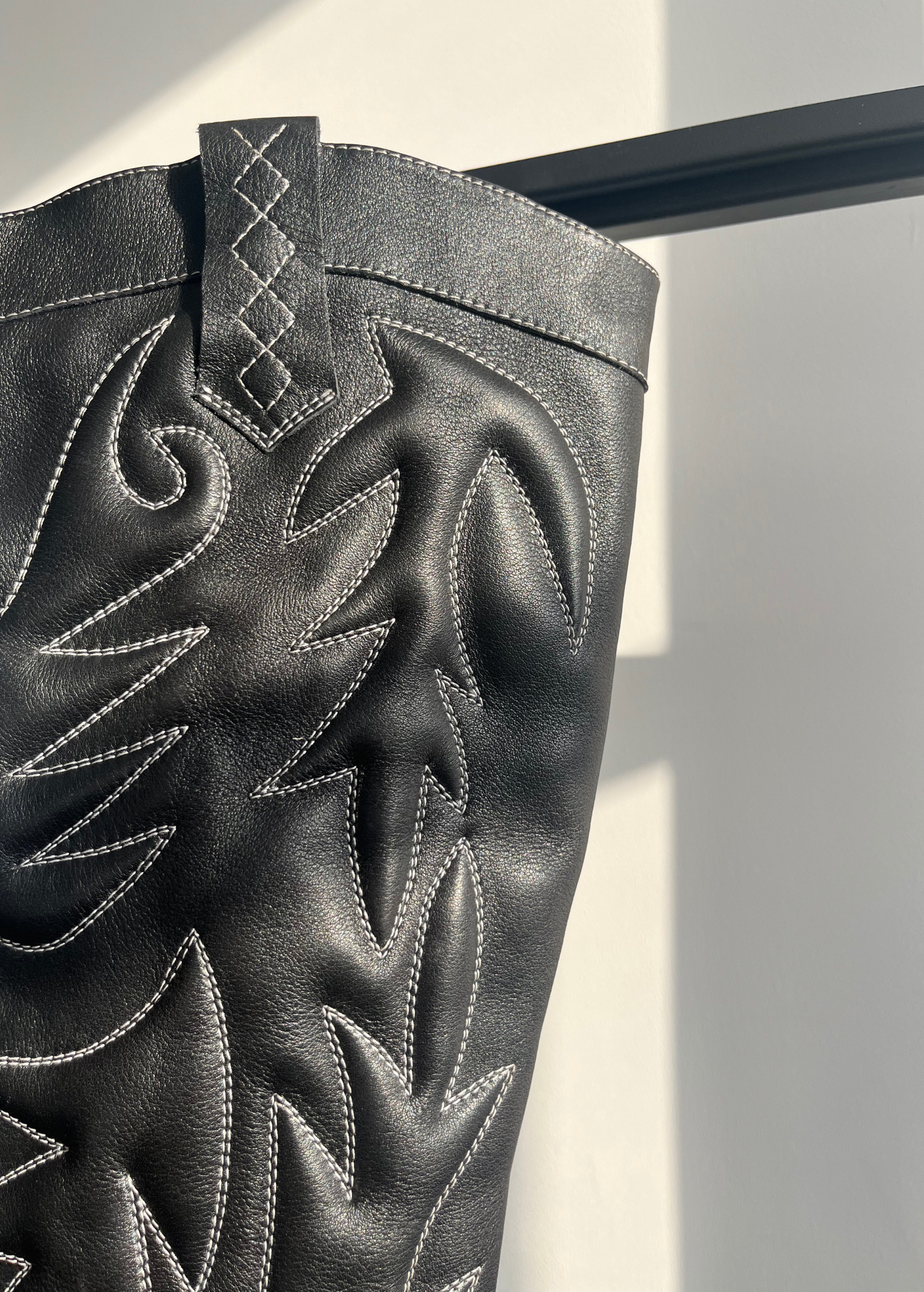 BOTAS BRITTA NEGRO con hilo blanco