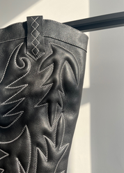 BOTAS BRITTA NEGRO con hilo blanco